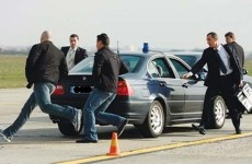 Un grup de ofiteri ai Serviciului de Protectie si Paza (SPP), participa la exercitiu de pregatire pentru asigurarea secutatii summit-ului NATO, pe o pista de pe Aeroportul Baneasa, in Bucuresti