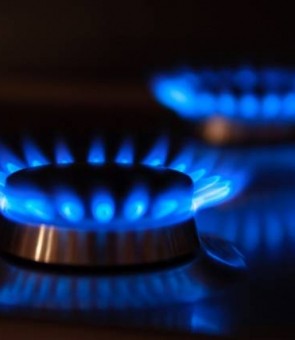 Erdgas Flammen mit Spiegelung