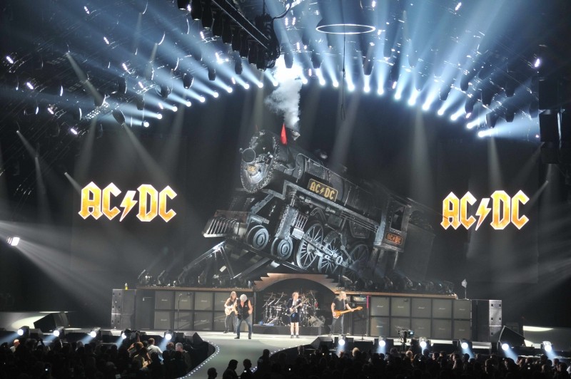 Doliu în lumea muzicii - A murit fostul basist al trupei AC/DC - stiripesurse.ro