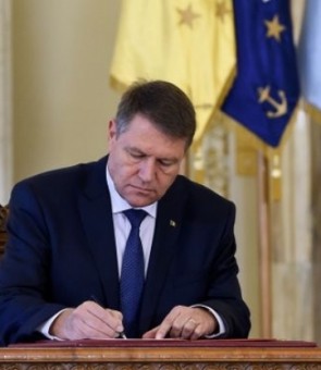 klaus iohannis semneaza decrete