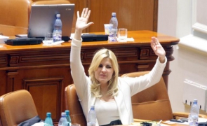 scandal-in-parlament-la-numararea-voturilor-pentru-retinerea-si-arestarea-elenei-udrea-18518969[1]