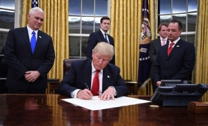Donald Trump semneaza
