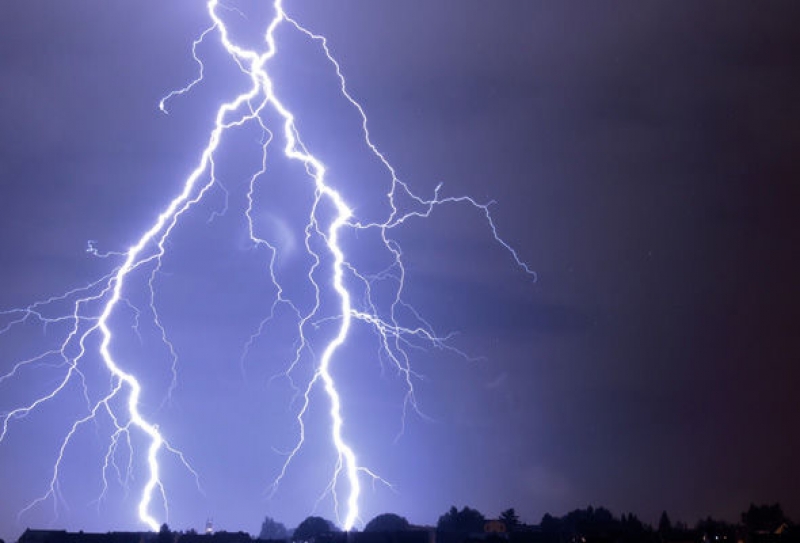 Two men were struck by lightning at the same time – News sources