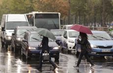 pietoni trafic masini ploaie umbrele 