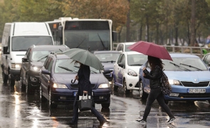 pietoni trafic masini ploaie umbrele 