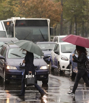 pietoni trafic masini ploaie umbrele