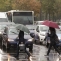 pietoni trafic masini ploaie umbrele