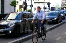 Iohannis bicicletă Calea Victoriei