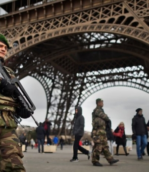 Turnul Eiffel, jandarmi/militari