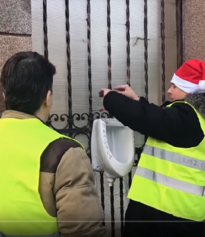 Protestatarii #Rezist au legat de poarta lui Bădălău un closet