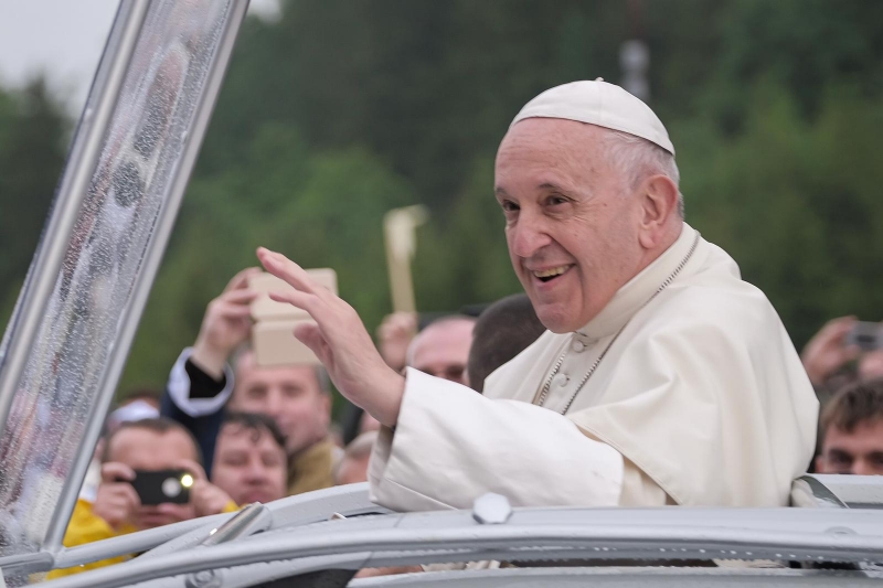Pope In Romania Tens Of Thousands Of Faithful Await The