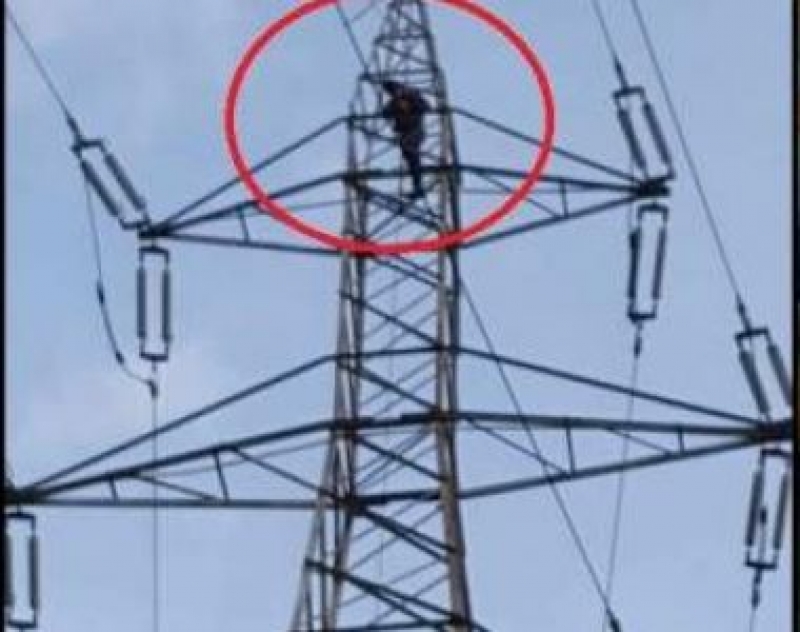 Video Update IaÈ™iul RÄƒmas FÄƒrÄƒ Curent Electric Un TanÄƒr S A Urcat Pe Un Stalp De InaltÄƒ Tensiune Stiri Pe Surse Cele Mai Noi Stiri