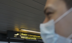 coronavirus masca aeroport