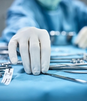 medic chirurg bisturiu operatie
