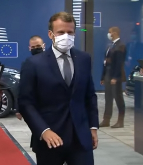 Macron, Masca