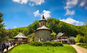Mănăstirea Prislop, locul de veci al părintelui Boca - Stiri pe - Cele mai noi stiri