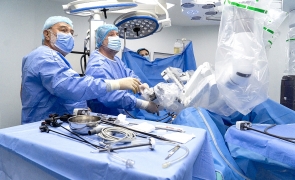 Dr. Bogdan Marțian, șeful Secției Chirurgie Generală din Spitalul Clinic Sanador, și Dr. Eugen Mihăilă în timpul unei intervenții efectuate cu sistemul robotic da Vinci Xi