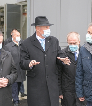 Klaus Iohannis pălărie zorro