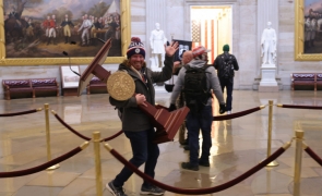proteste sua capitoliu barbat pupitru nancy pelosi