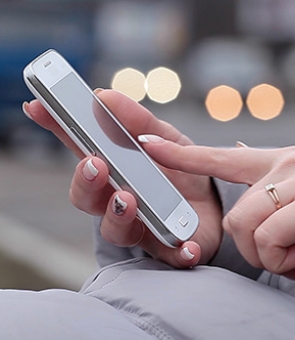 vorbeste la telefon