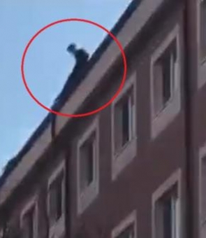 student cămin sinucidere