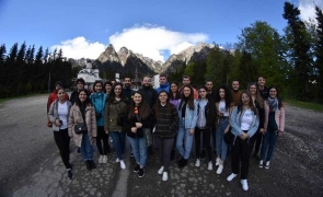 Studenți oameni munte biserica multime tineret Mănăstirea Caraiman