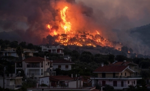 incendiu schinos grecia