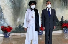 Liderul taliban Mullah Baradar Akhund împreună cu ministrul chinez de externe Wang Yi