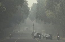 New Delhi india poluare ceata strada masini