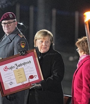 Zapfenstreich Angela Merkel