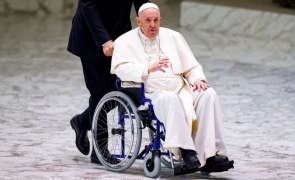 Papa Francisc în scaun cu rotile
