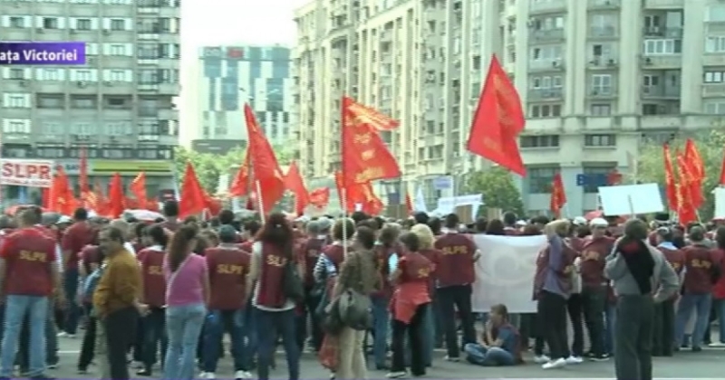 Poștașii din România protestează în Victoriei: au salarii sub 1.700 de lei și muncesc în mizerie