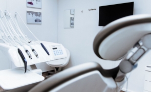 implant dentar dentist