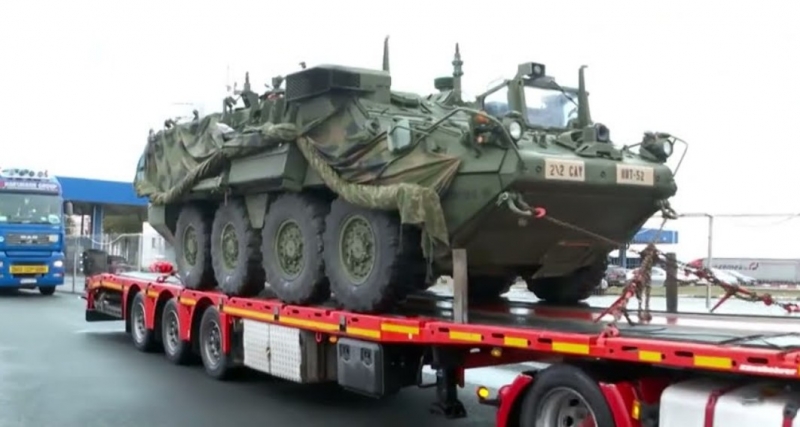 VIDEO | Sătenii din Cincșor au blocat un pod cu blocuri de beton ca să nu mai treacă pe acolo camioanele NATO