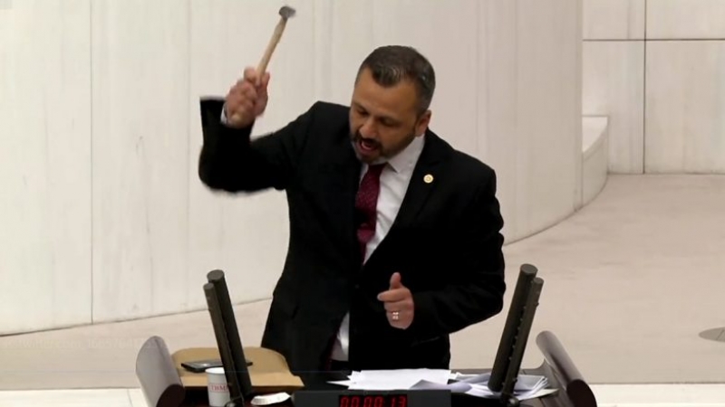 Unforgettable Abandonment Stand up instead Un deputat turc își sparge telefonul cu un ciocan de la tribuna  Parlamentului (Video) - Stiri pe surse - Cele mai noi stiri
